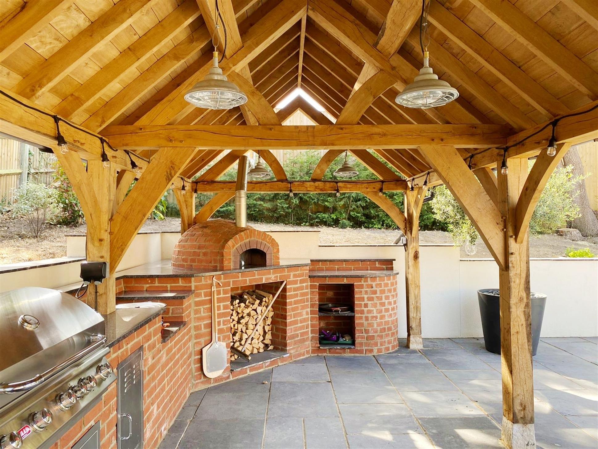 Outdoor Kitchen with Pizza Oven